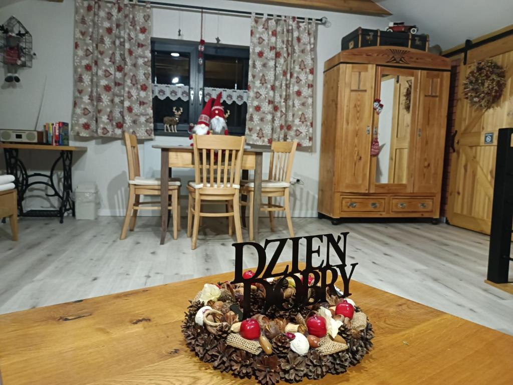 Un pastel de cumpleaños en una mesa en una sala de estar. en HORTUS apartament z klimatyzacją, en Bolesławiec