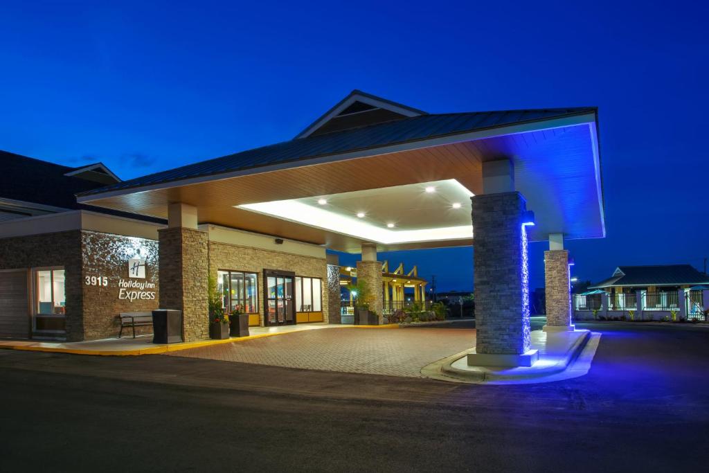 un gran edificio con una entrada iluminada por la noche en Holiday Inn Express Kitty Hawk - Outer Banks, an IHG Hotel en Kitty Hawk