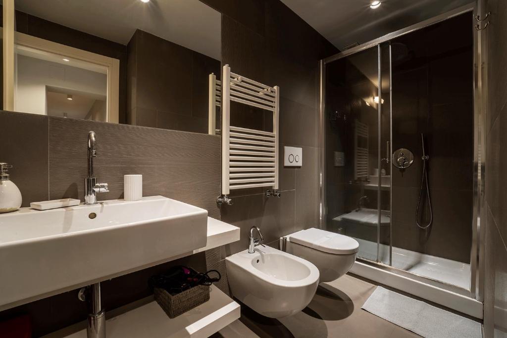 A bathroom at Fotofever Apt, two bedrooms with air conditioned in elegant shopping area, close to Vatican City