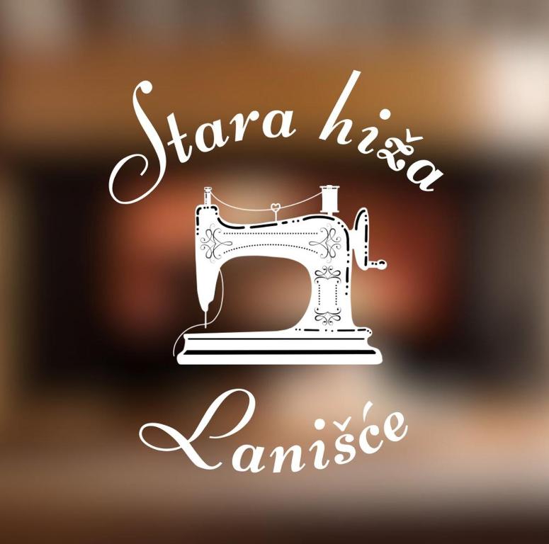 une photo d'une machine à coudre avec les mots shara justaannis dans l'établissement Stara hiža, à Lanišće
