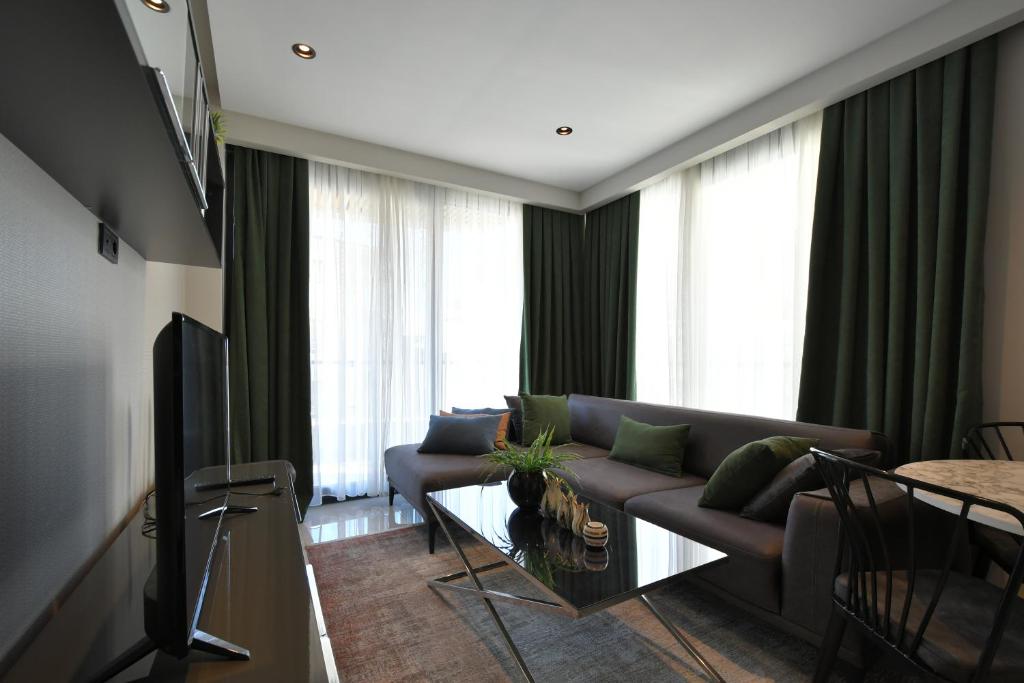 ein Wohnzimmer mit einem Sofa und einem Tisch in der Unterkunft Litore 1 room 200 m sea in Alanya