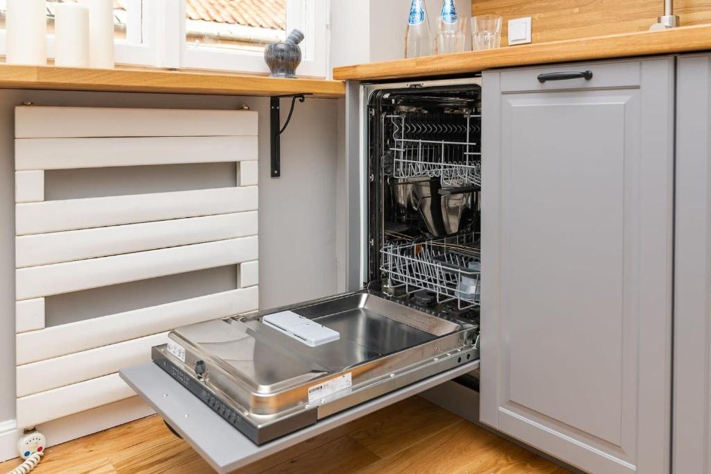 Kuchyňa alebo kuchynka v ubytovaní Plac Zamkowy - Aura Apartment by Noclegi Renters
