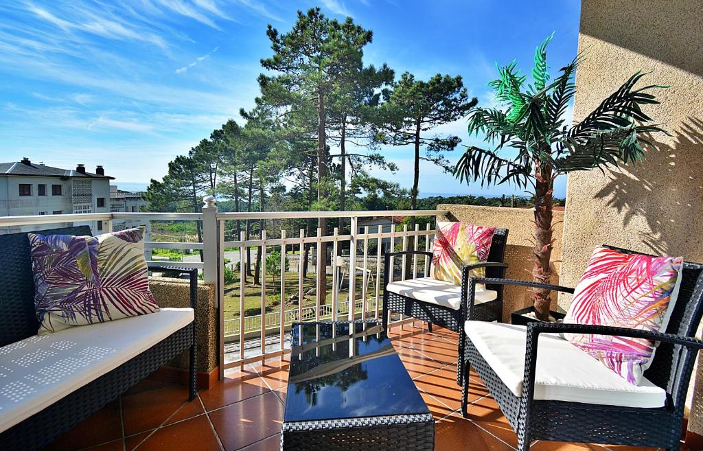 balcone con sedie e vista sull'oceano di Apartamento con vistas en Pedras Negras a Pontevedra