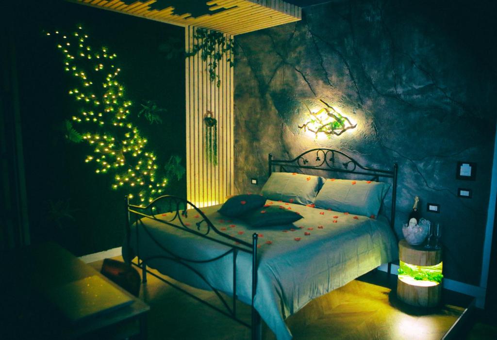 um quarto com uma cama e uma árvore de Natal em Roma Imperial Suites em Roma