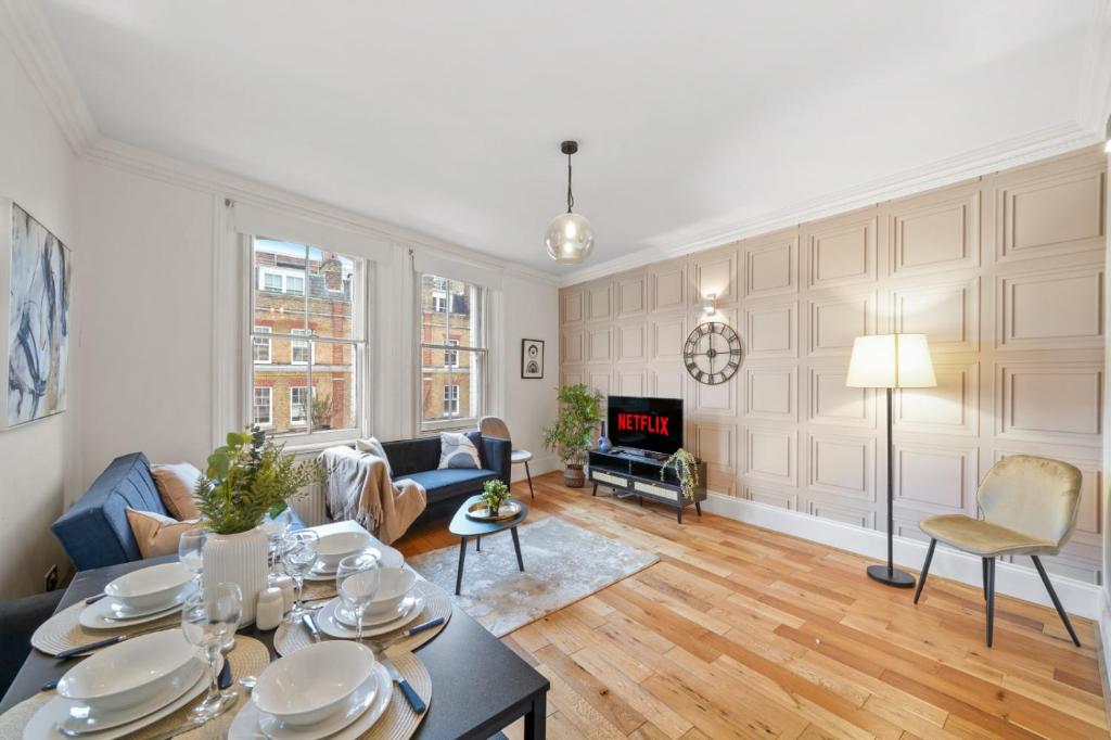 a living room with a table and a couch at Delightful Flat in London - Sleeps 6 in London