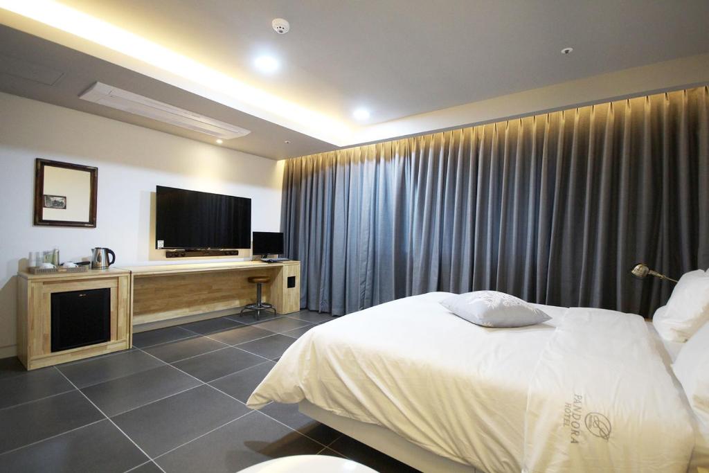 Postel nebo postele na pokoji v ubytování Ulsan Samsan Pandora Hotel