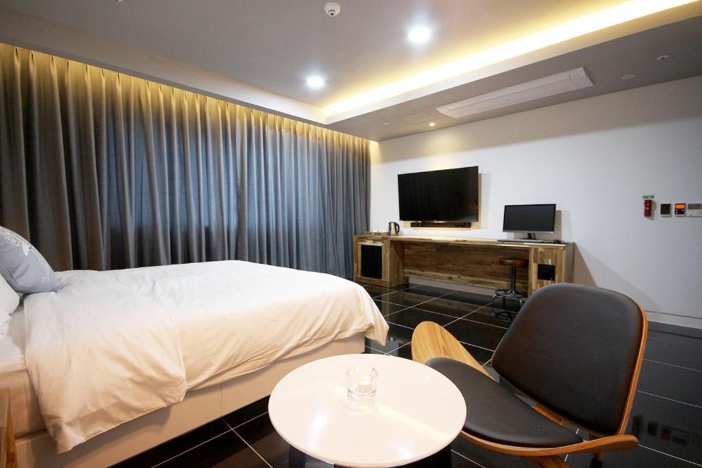TV a/nebo společenská místnost v ubytování Ulsan Samsan Pandora Hotel