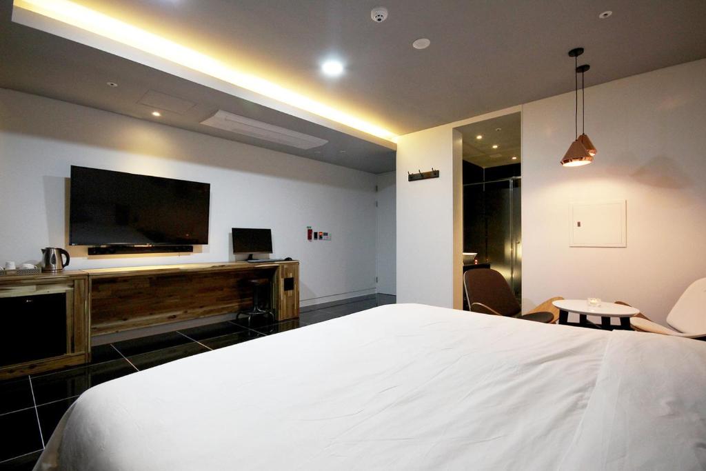 TV a/nebo společenská místnost v ubytování Ulsan Samsan Pandora Hotel