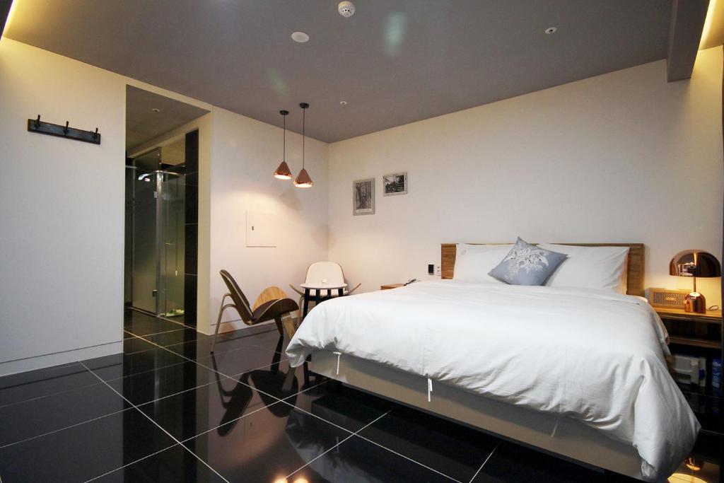 Postel nebo postele na pokoji v ubytování Ulsan Samsan Pandora Hotel