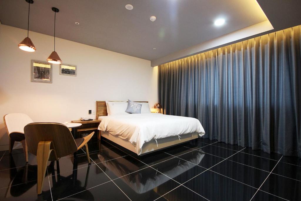 Postel nebo postele na pokoji v ubytování Ulsan Samsan Pandora Hotel