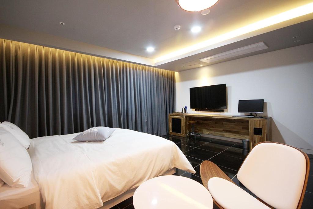 TV a/nebo společenská místnost v ubytování Ulsan Samsan Pandora Hotel