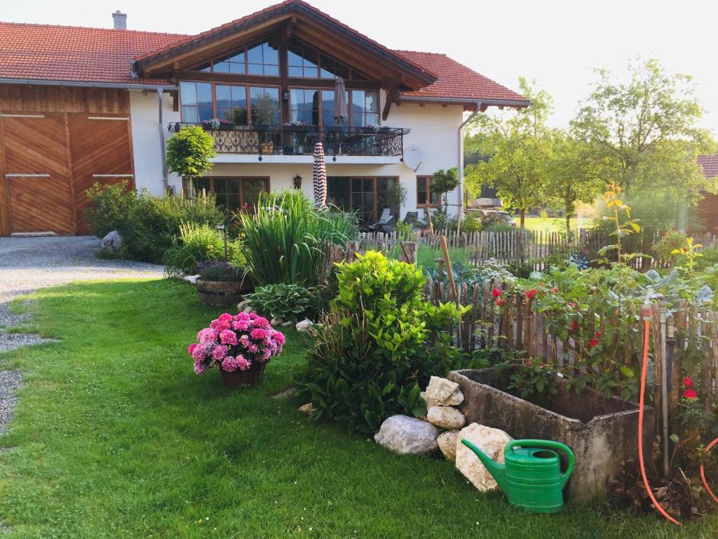 einen Garten vor einem Haus mit einem Zaun in der Unterkunft Bauniglerhof in Riedering