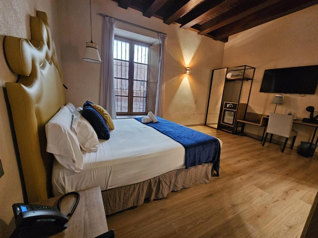 Posteľ alebo postele v izbe v ubytovaní Hemd Hotels Puerta Real Boutique