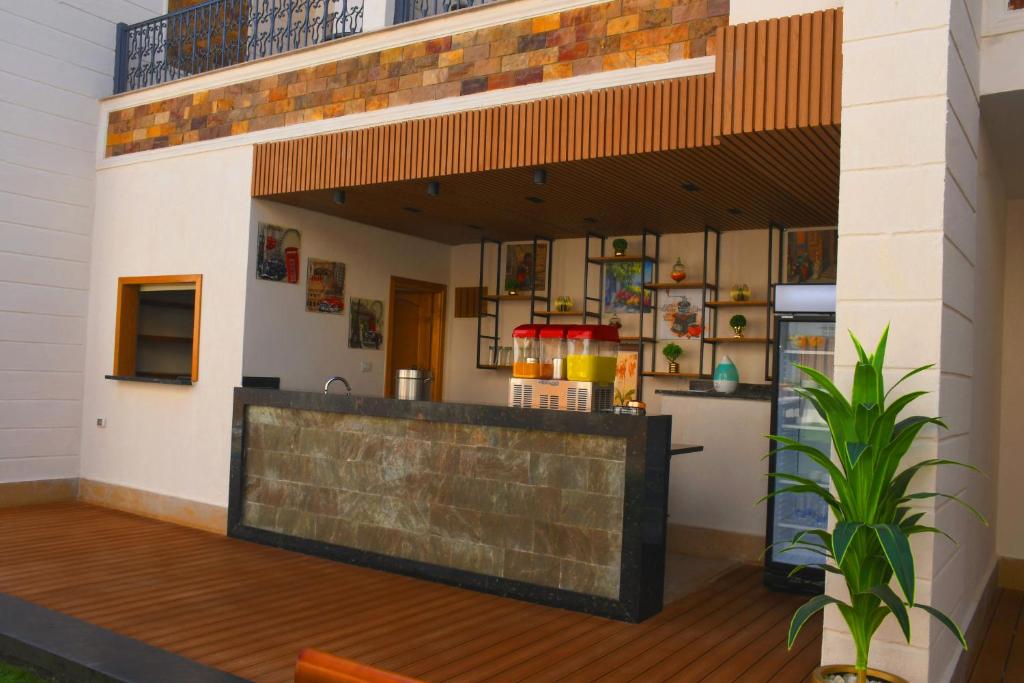 カイロにあるMoon Light Hotel Cairo DAR EL ESHARAのカウンター付きのお部屋