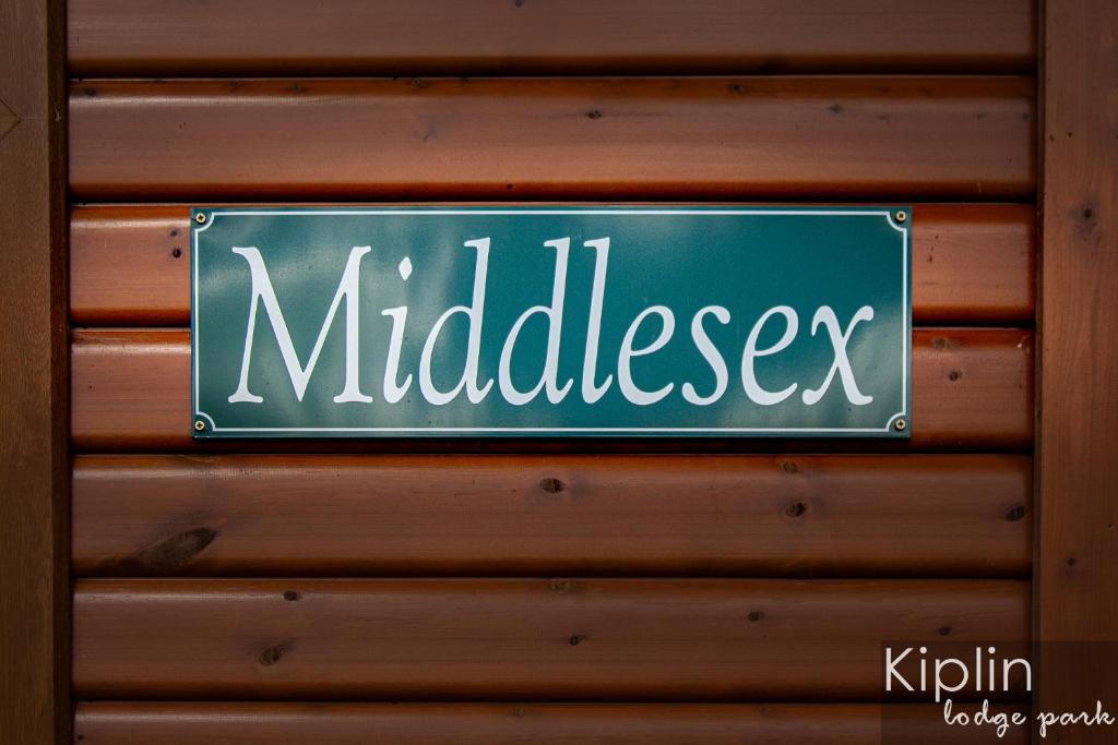 una señal en el lateral de un edificio en Middlesex Lodge en Richmond