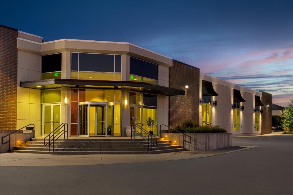Holiday Inn Des Moines-Airport Conf Center, an IHG Hotel - Housity