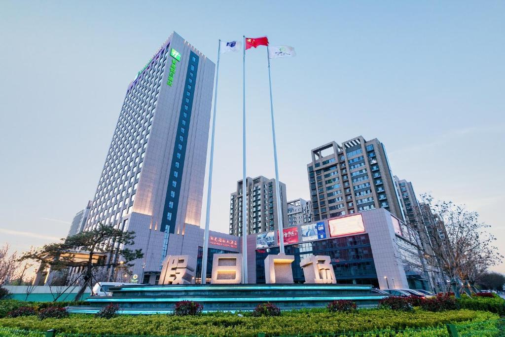 un groupe de grands bâtiments dans une ville dans l'établissement Holiday Inn Express Liaocheng Chiping, an IHG Hotel, à Liaocheng