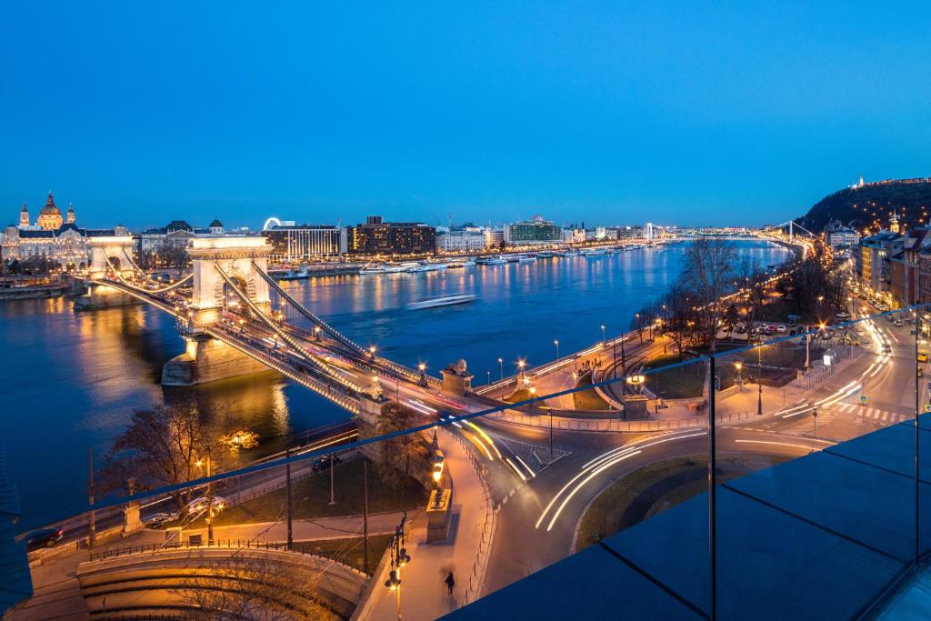 Nespecifikovaný výhled na destinaci Budapešť nebo výhled na město při pohledu z hotelu