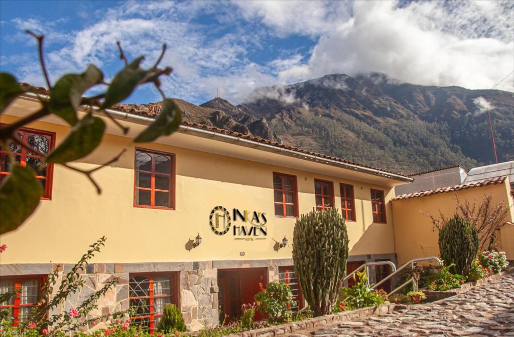 Nespecifikovaný výhled na hory nebo výhled na hory při pohledu z hotelu