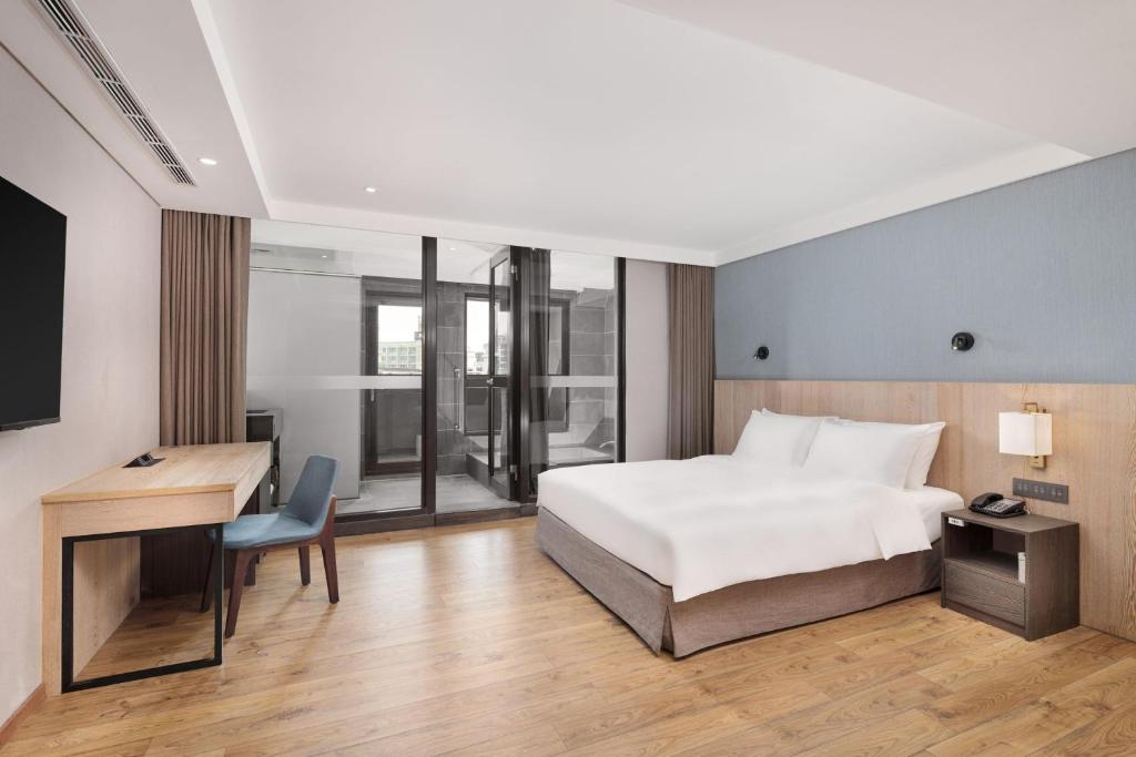 Postel nebo postele na pokoji v ubytování Four Points by Sheraton Yilan Jiaoxi