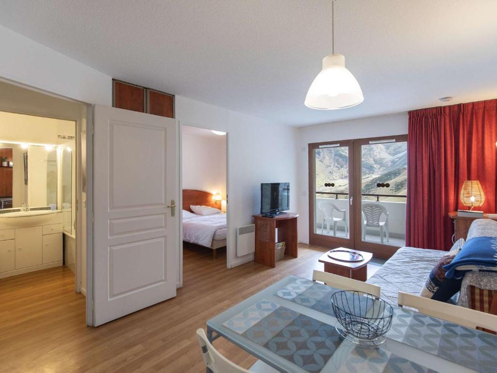 - un salon avec une chambre dotée d'un lit et d'une table dans l'établissement Appartement La Mongie, 2 pièces, 4 personnes - FR-1-404-265, à Bagnères-de-Bigorre