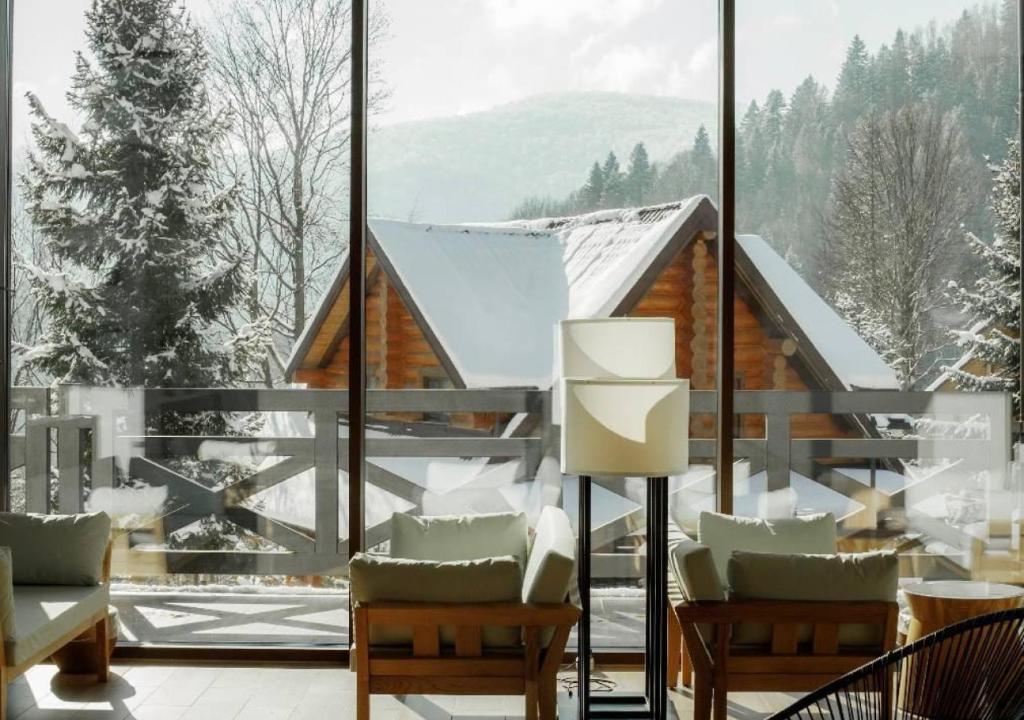 Nespecifikovaný výhled na hory nebo výhled na hory při pohledu z hotelu