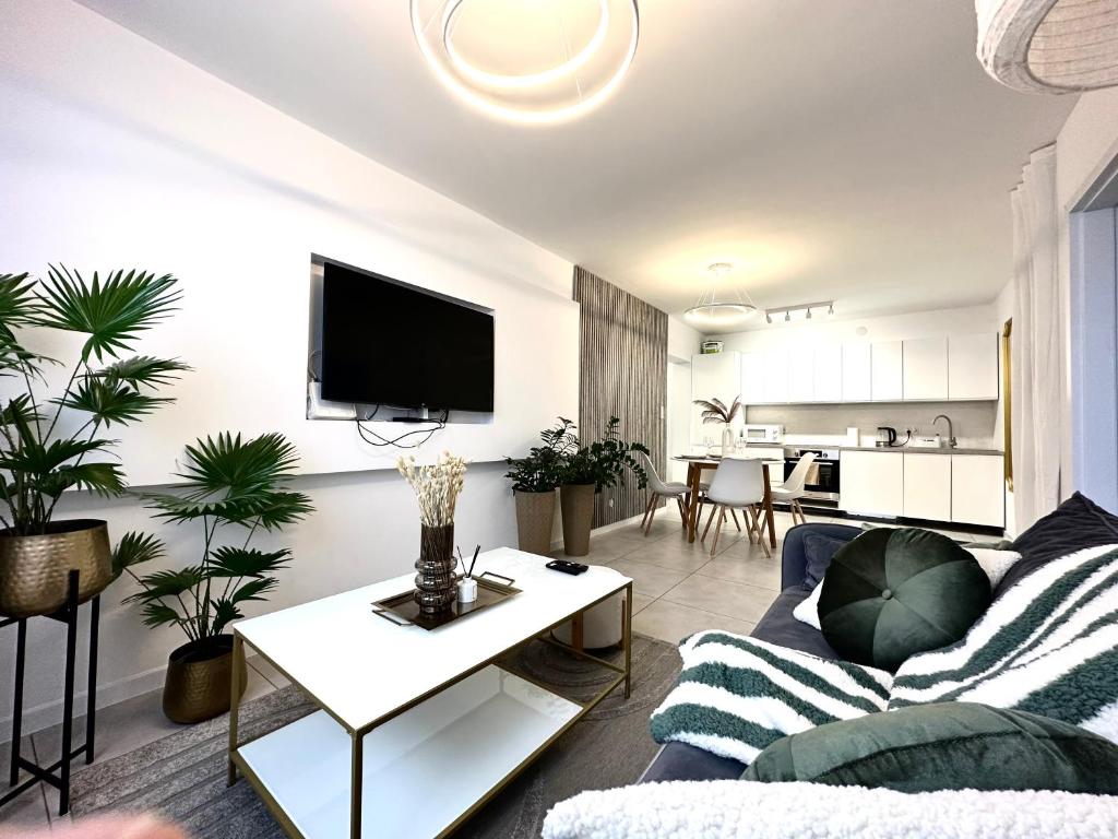 een woonkamer met een bank en een tafel bij Moonlight Apartment ~ Self Check-In 24 ~ Parking & Lift in Wrocław
