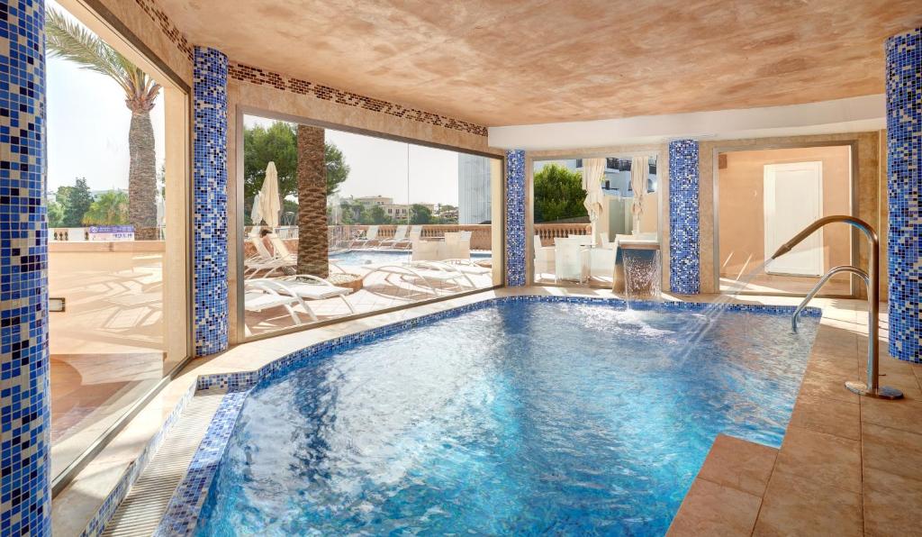 卡拉達沃的住宿－阿祖爾海灘公寓，游泳池,位于带泳池导览器的酒店客房内