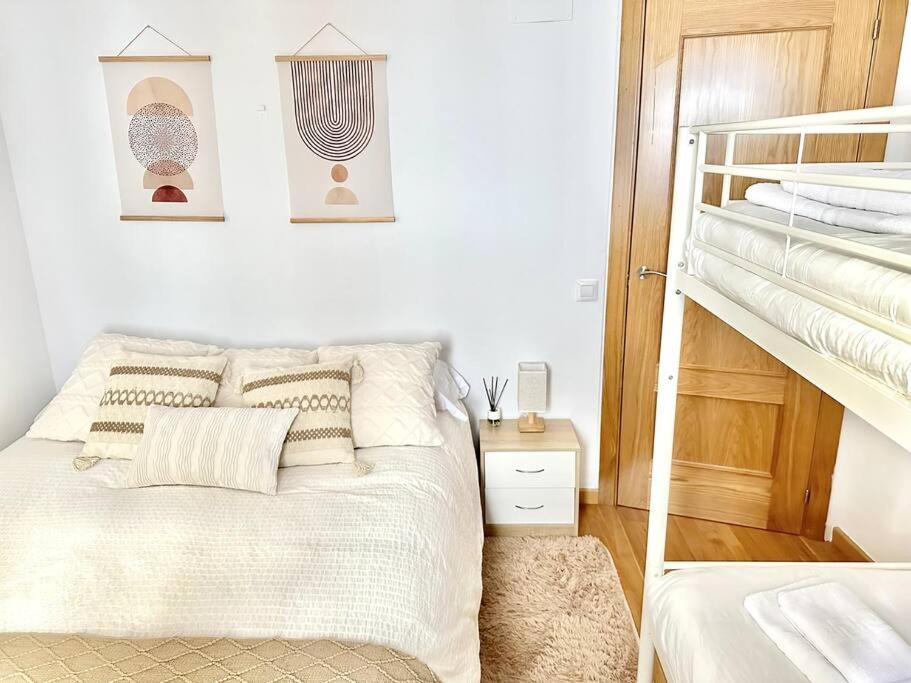 ein Schlafzimmer mit einem Etagenbett neben einem Etagenbett bedessen in der Unterkunft Dúplex en Sallent de Gállego in Sallent de Gállego