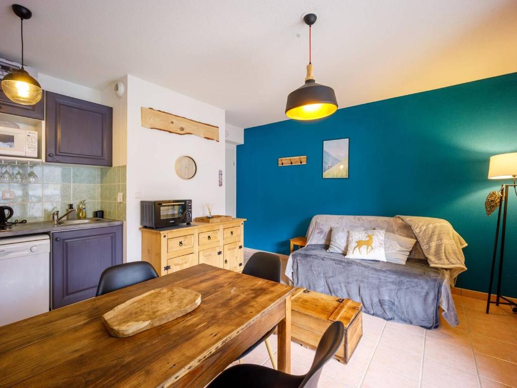 ルダンヴィエルにあるLoudenvielle : Appartement cosy pour 4 pers. avec terrasse et local à vélos - FR-1-695-23のキッチン、ベッドルーム(ベッド1台、テーブル付)