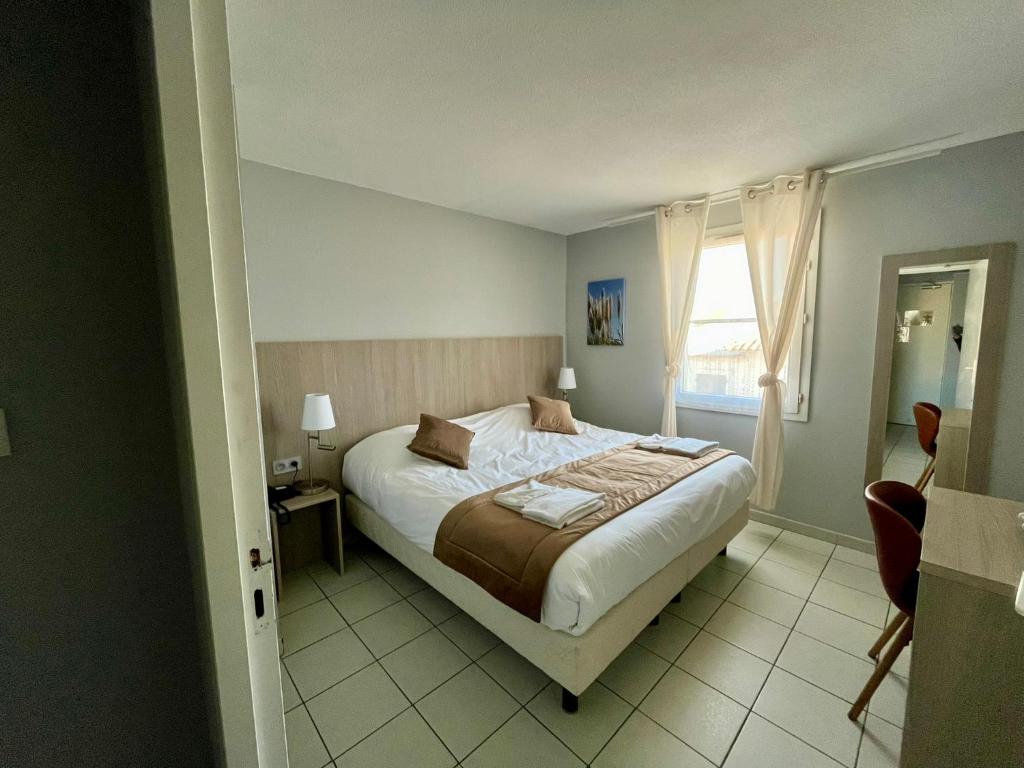 Hôtel Les Arcades - 10