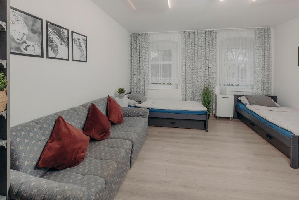 salon z kanapą i 2 łóżkami w obiekcie WOLSKA APARTMENT 80m2 - 7 people, 3 rooms we Wrocławiu