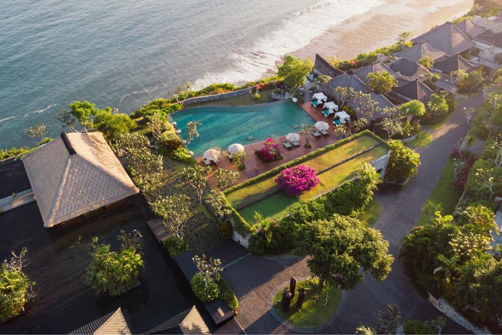 - une vue aérienne sur un complexe avec une piscine dans l'établissement Bulgari Resort Bali, à Uluwatu