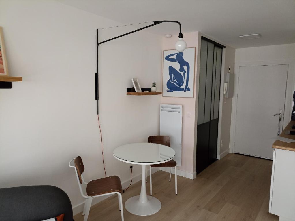 een kleine witte tafel en stoelen in een kamer bij Appartement '' L'Ossau '' hyper centre Place Clémenceau in Pau