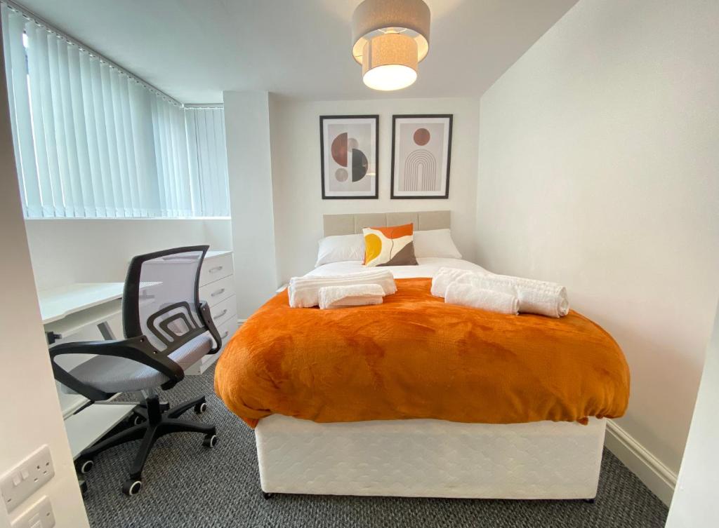 Кровать или кровати в номере Burnley Terraced House by BEVOLVE - Free Parking