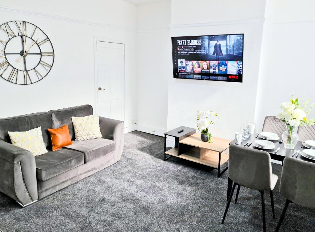 uma sala de estar com um sofá e uma mesa em Burnley Terraced House by BEVOLVE - Free Parking 3 em Burnley