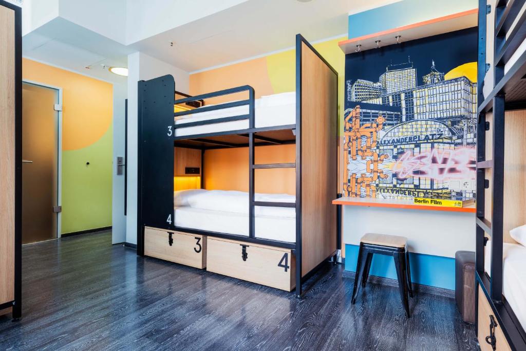 Cama ou camas em um quarto em Generator Berlin Alexanderplatz