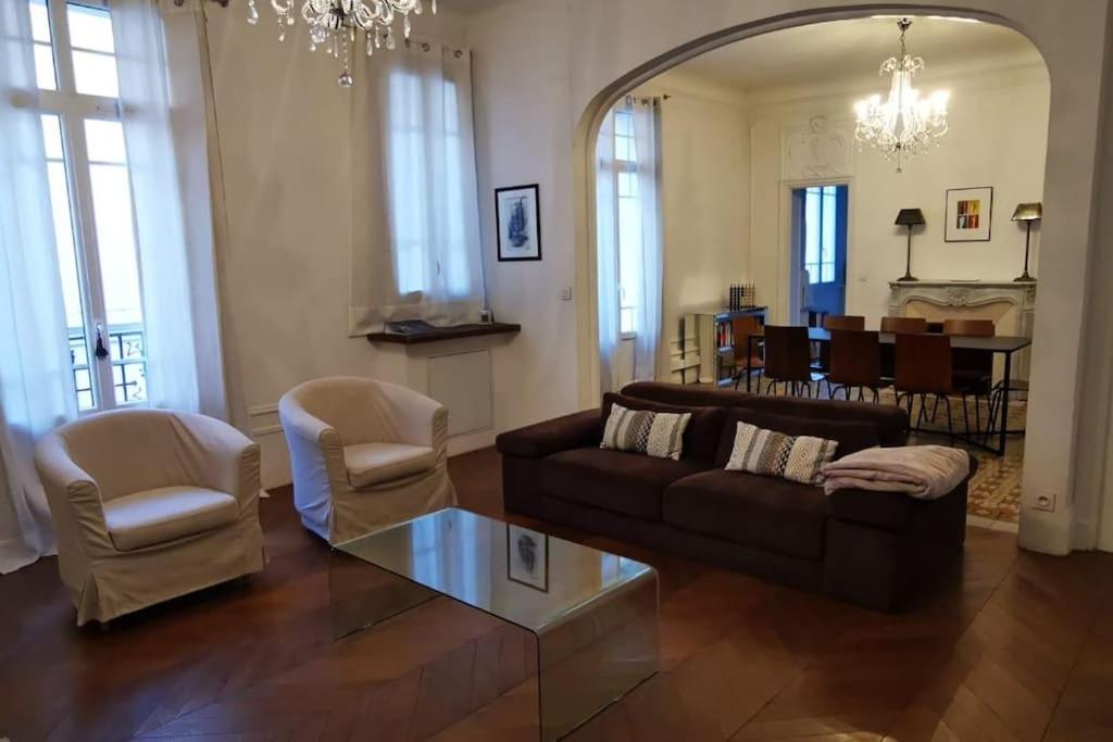 a living room with a couch and chairs and a table at Appartement 120 m² Standing Hyper Centre Climatisé in Perpignan