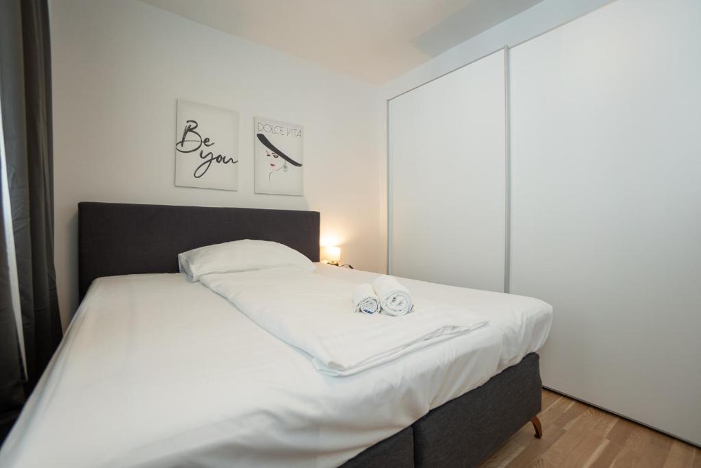Posteľ alebo postele v izbe v ubytovaní Charming Apartment with Balcony, Close to Stephansdom Cathedral