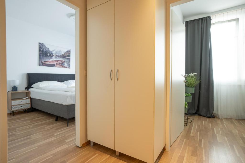 Posteľ alebo postele v izbe v ubytovaní Charming Apartment with Balcony, Close to Stephansdom Cathedral