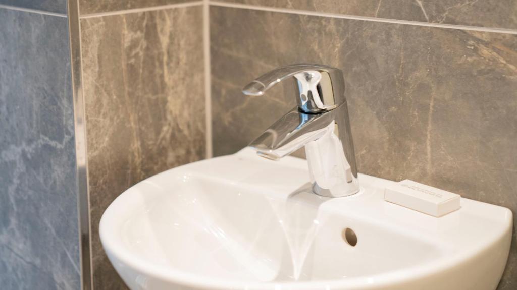 Koupelna v ubytování A Hotels City