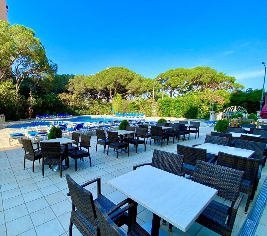 Bazén v ubytování Hotel Blaumar nebo v jeho okolí