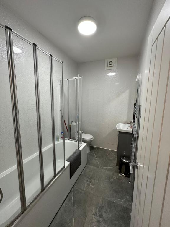 uma casa de banho com uma banheira, um WC e um lavatório. em Herbies Stay em Southend-on-Sea