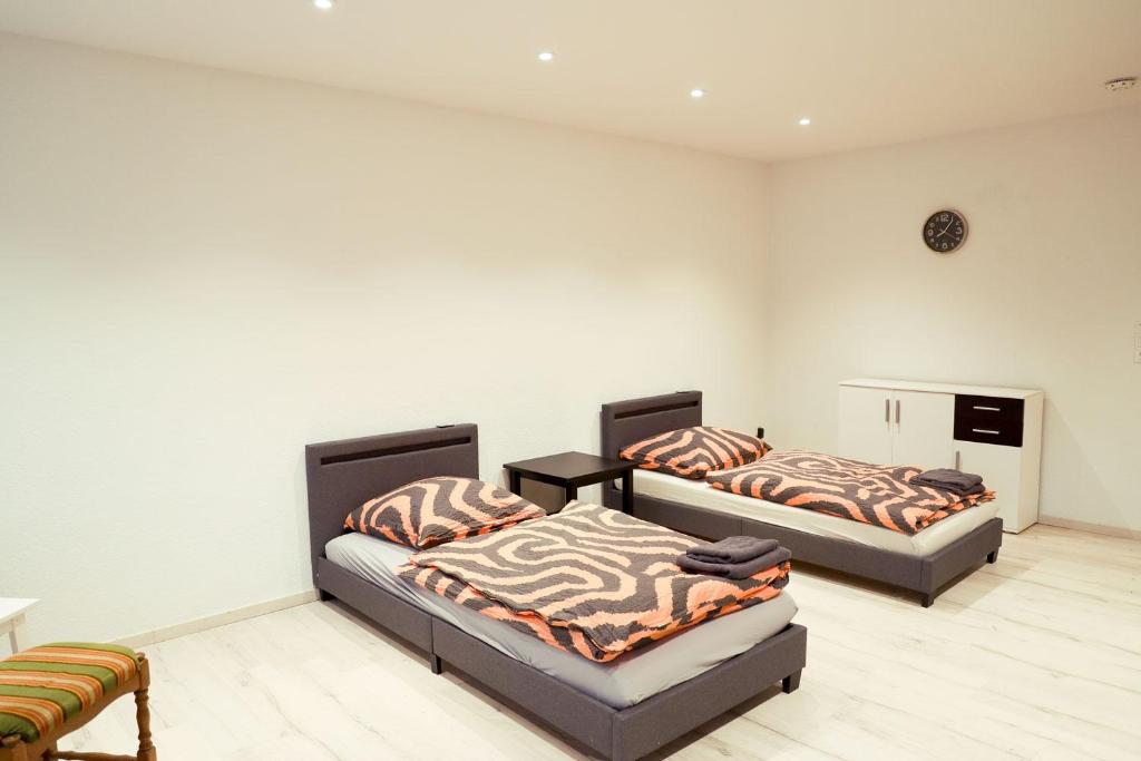 Habitación con 2 camas en una habitación en Cozy Apartment in Eppelheim, en Eppelheim
