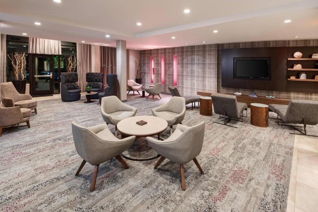 The lounge or bar area at Courtyard by Marriott Pittsburgh Washington Meadow Lands