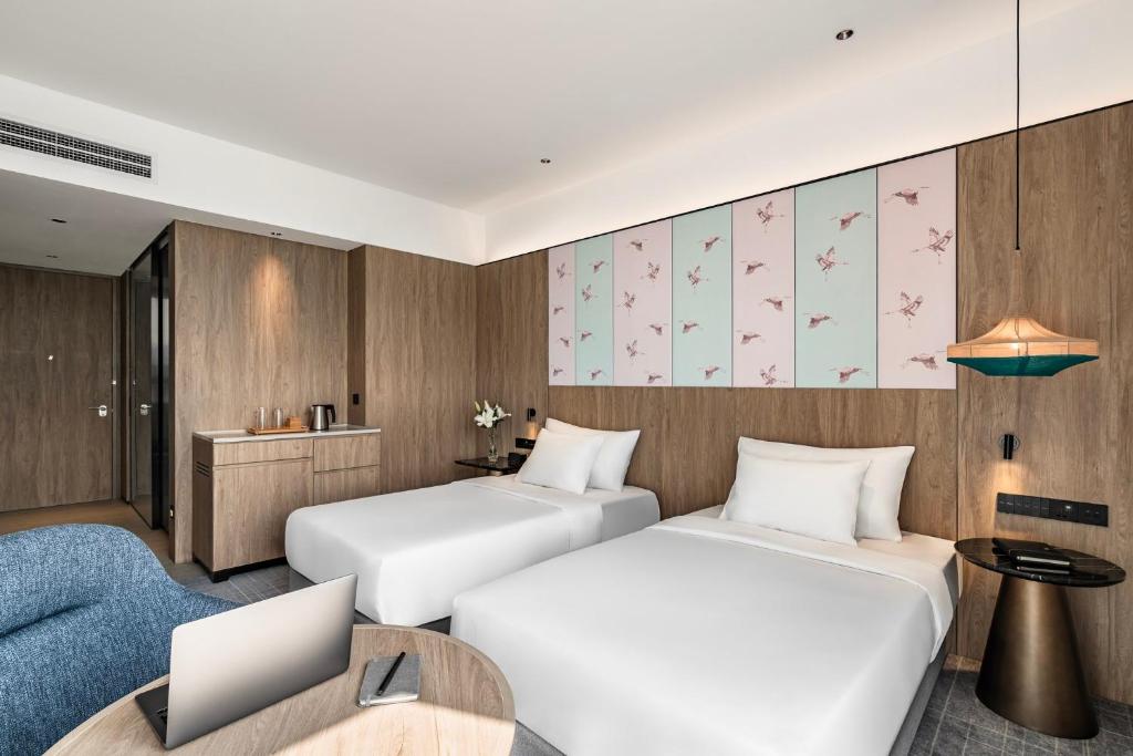 Postel nebo postele na pokoji v ubytování Crowne Plaza Penang Straits City by IHG