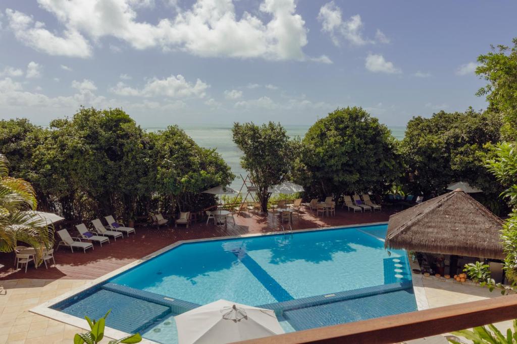 琵琶的住宿－彭塔馬德羅酒店，享有度假村游泳池的景致。