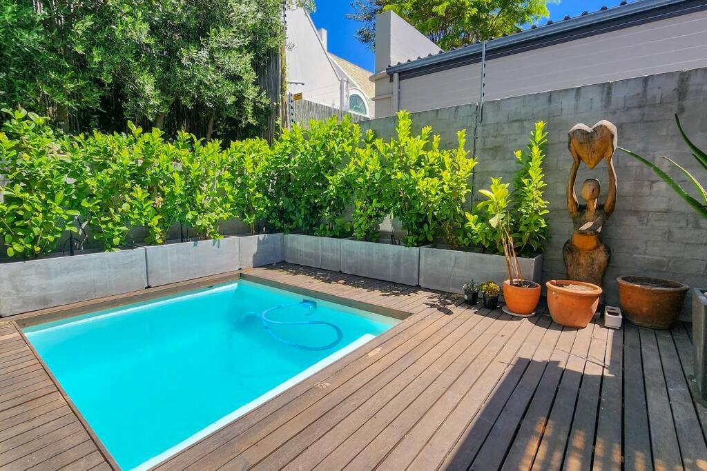 una piscina in un cortile con terrazza in legno di House of Anjel a Suider-Paarl