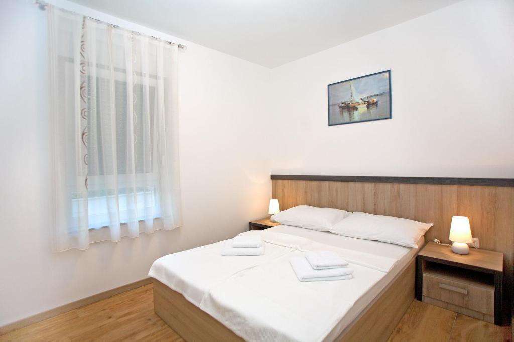 Posteľ alebo postele v izbe v ubytovaní Apartments Maslina I