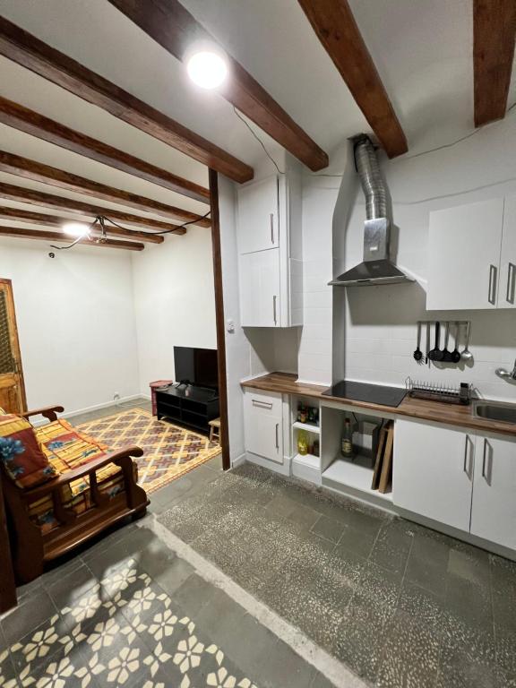 uma cozinha com armários brancos e um fogão em Beautiful apartment in the center em Barcelona